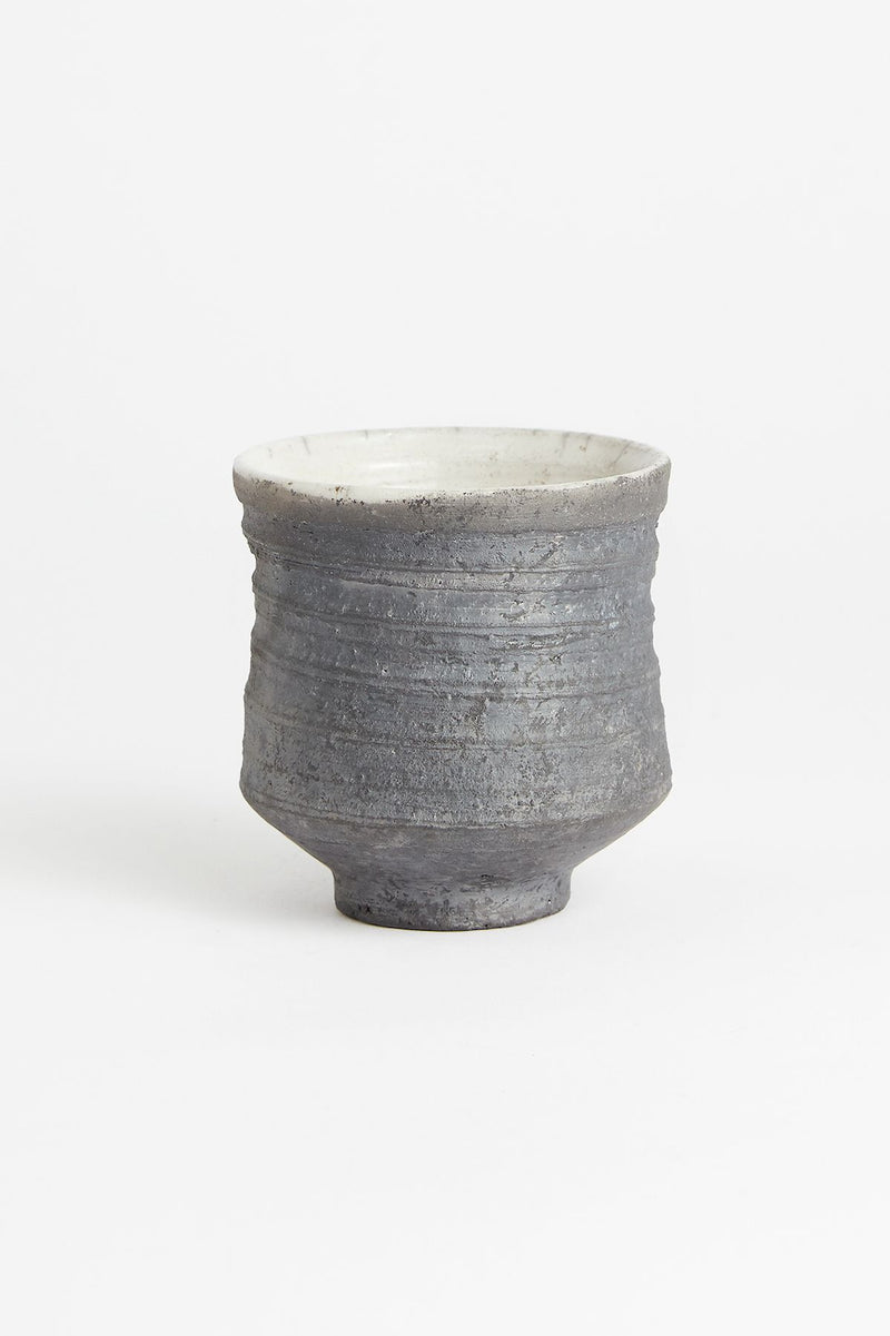 Hand Made Raku Cup I Medium - Visby Ceramics I Dark Grey Dark Grey H: 7-8 CM, Ø: 6-7 CM 2 - Rabens Saloner - DK