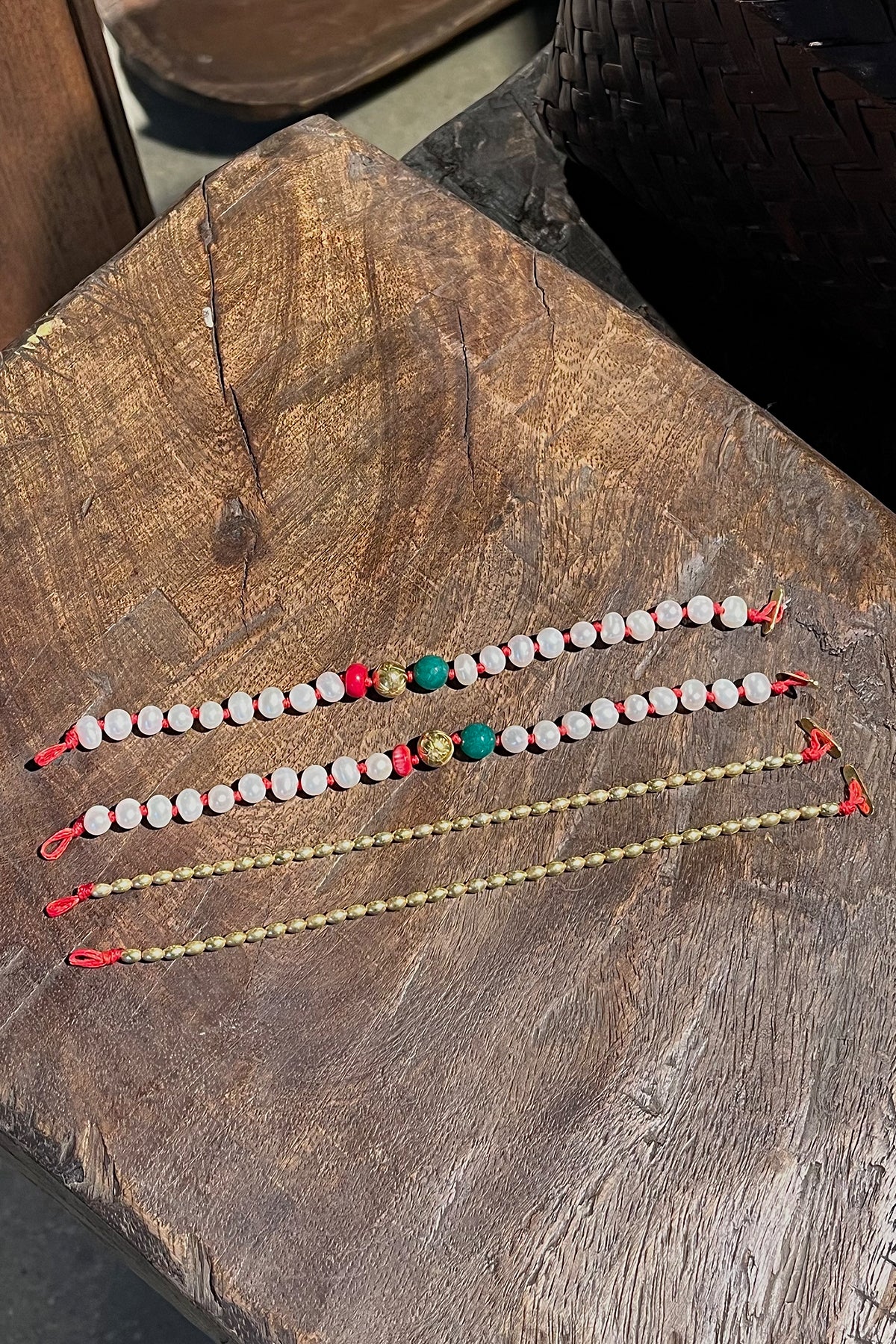 Pearl Bracelet With Beads - Nafsu I Gold Beads w/ Coral And Green Onyx 2 - Rabens Saloner - DK
