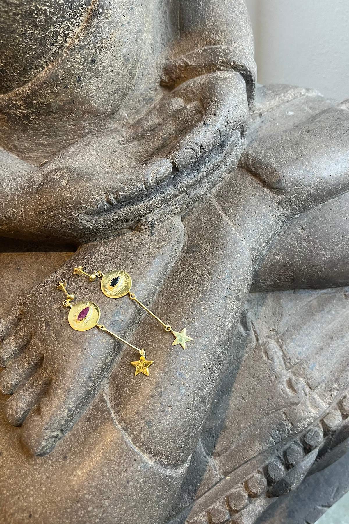 Nafsu - Long Gold plated eye earstick w/star pendant I Black Sapphire 6 - Rabens Saloner - DK