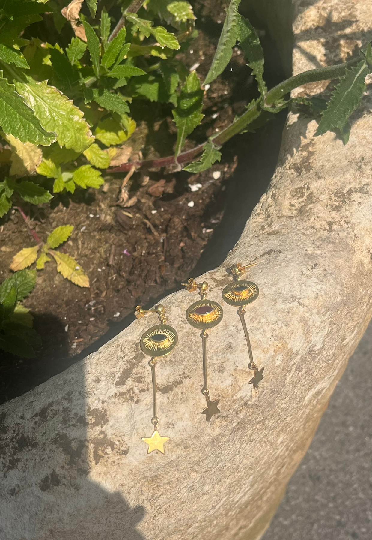 Nafsu - Long Gold plated eye earstick w/star pendant I Black Sapphire 4 - Rabens Saloner - DK