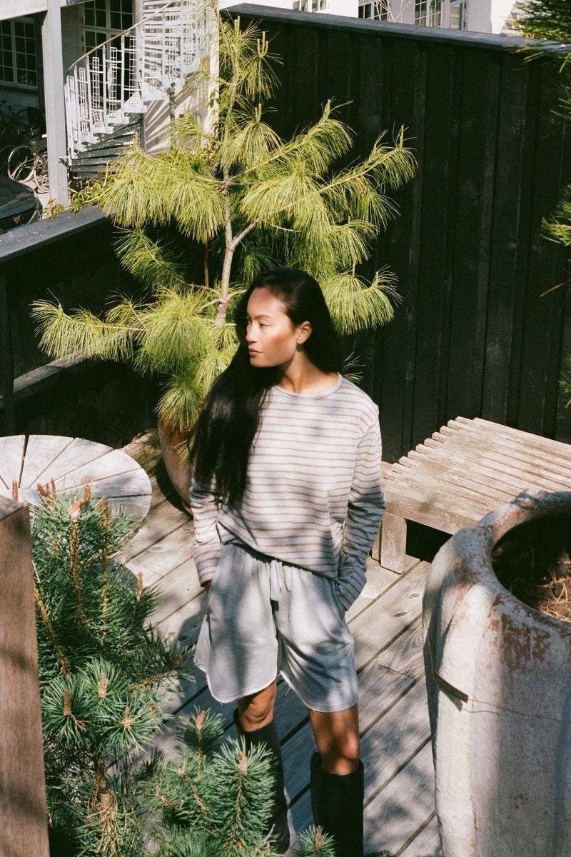 Hila - Light stretch crew neck top I Grey honey stripe 1 - Rabens Saloner - DK