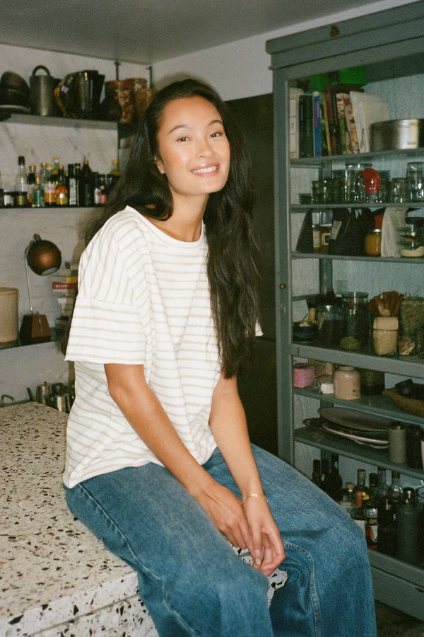 Margot - Light stretch cropped t-shirt I White sand stripe 1 - Rabens Saloner - DK
