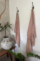 Monogram bath towel - Bath towel 100x150 cm I Rose    1 - Rabens Saloner - DK