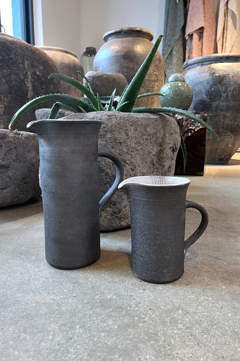 Handmade Ceramic Jug I Small - Visby Ceramics I Dark Grey    1 - Rabens Saloner - DK