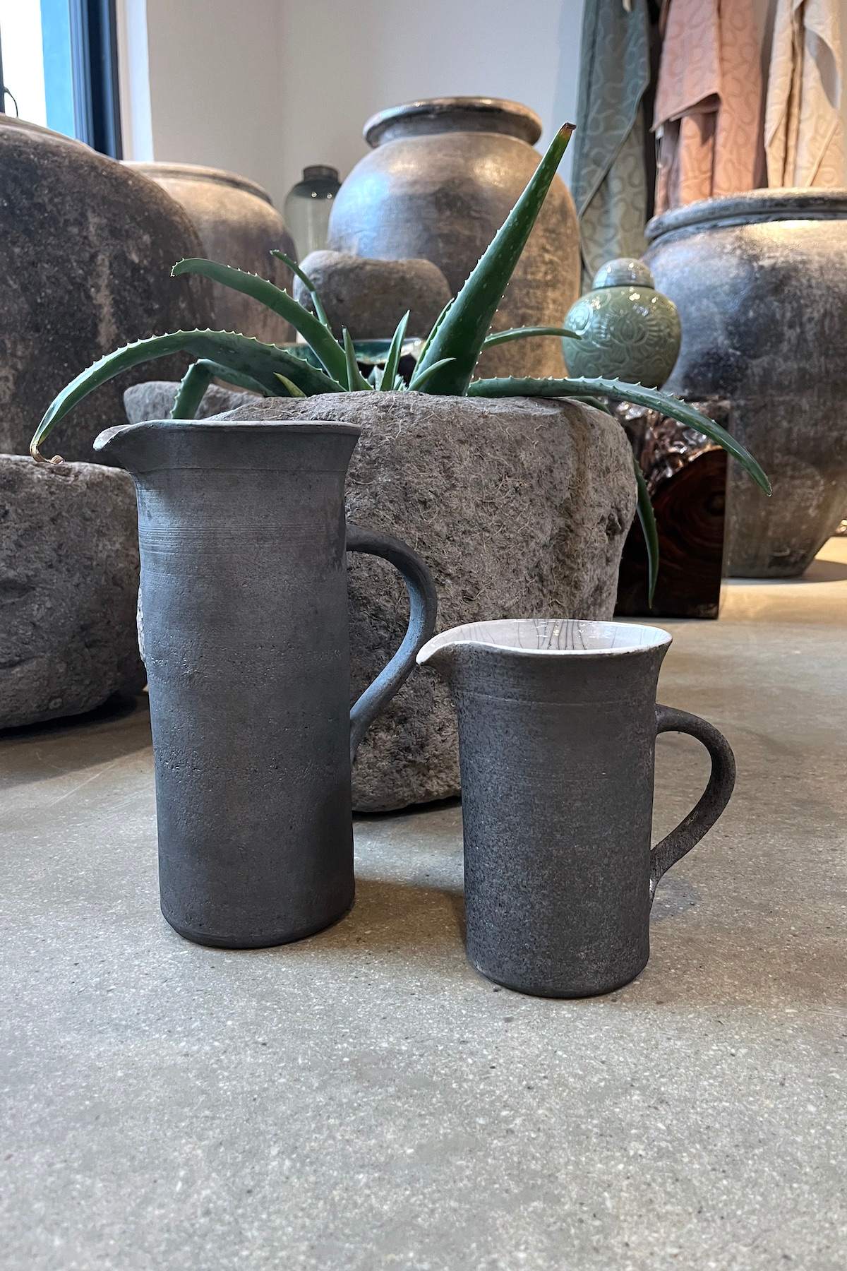 Handmade Ceramic Jug I Small - Visby Ceramics I Dark Grey 2 - Rabens Saloner - DK