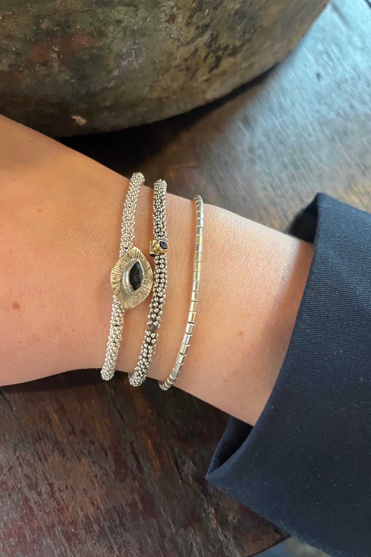 Nafsu - Bead bracelet with eye pendant I Sapphire    3 - Rabens Saloner - DK
