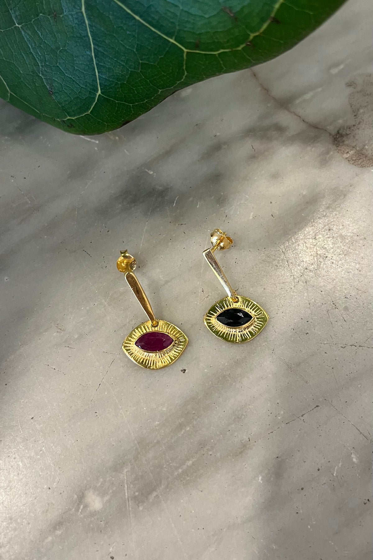 Nafsu - Gold plated earstick w/eye pendant I Black Sapphire    1 - Rabens Saloner - DK
