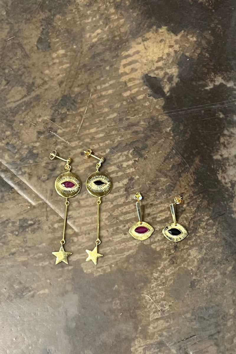 Nafsu - Long Gold plated eye earstick w/star pendant I Red ruby    3 - Rabens Saloner - DK