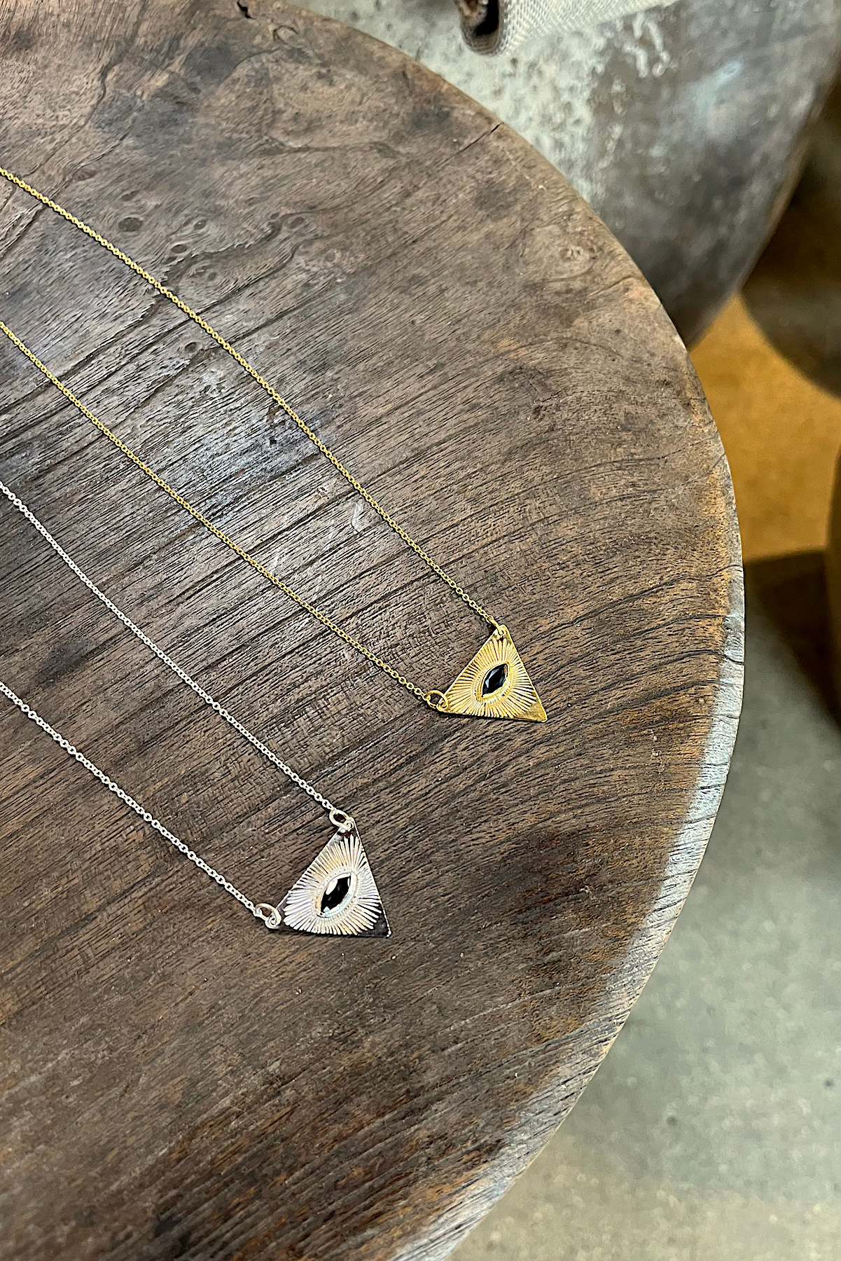 Nafsu - Gold plated chain w/ Triangle Eye Pendant I Black Sapphire 5 - Rabens Saloner - DK