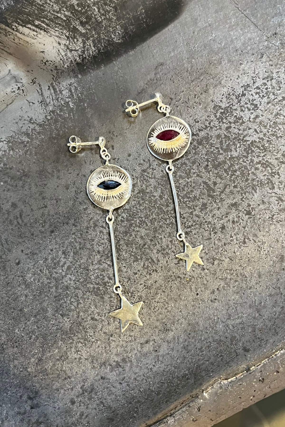 Nafsu - Long Silver eye earstick w/star pendant I Red Ruby 3 - Rabens Saloner - DK
