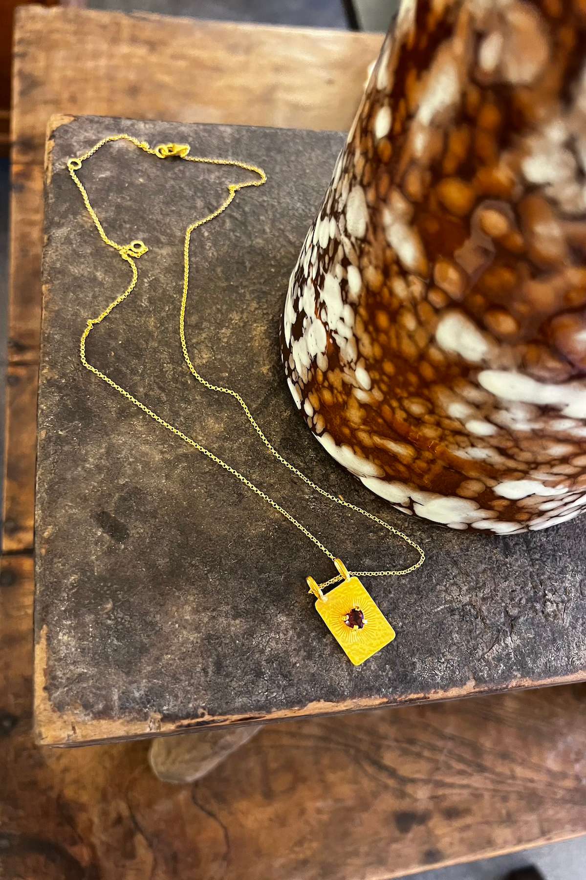 Heart pendant necklace - Nafsu I Gold w/ red stone 7 - Rabens Saloner - DK