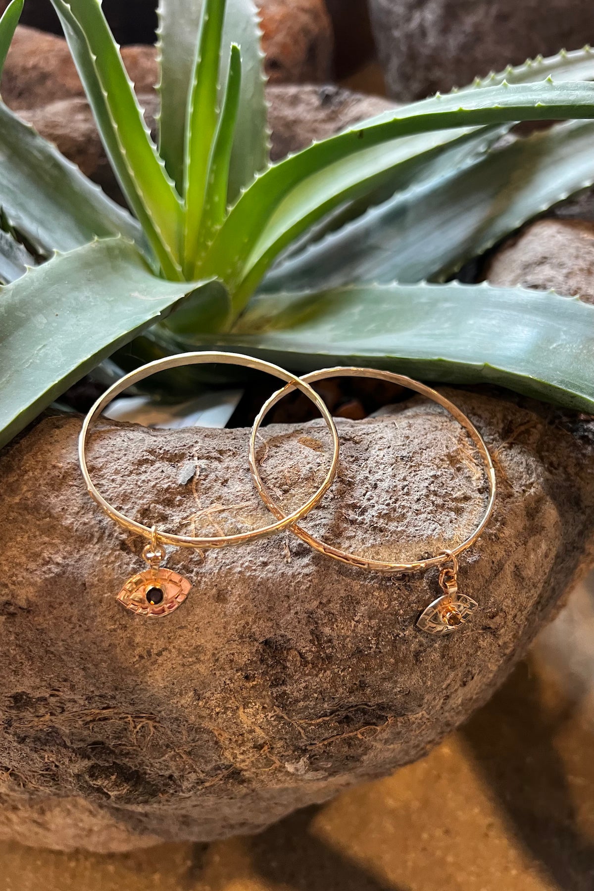 Nafsu - Eye bangle I Dark stone    5 - Rabens Saloner - DK