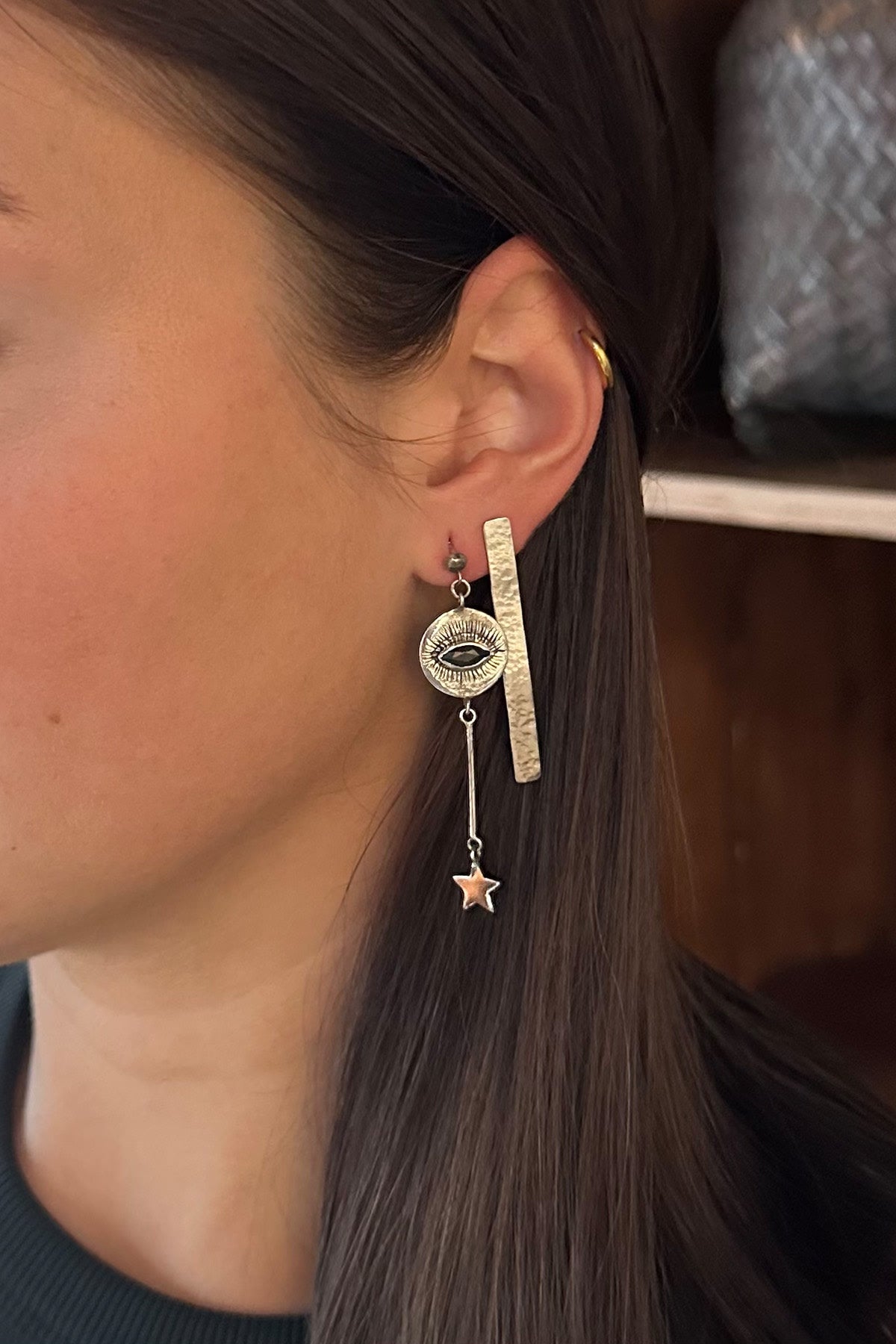 Nafsu - Long Silver eye earstick w/star pendant I Black Sapphire 3 - Rabens Saloner - DK