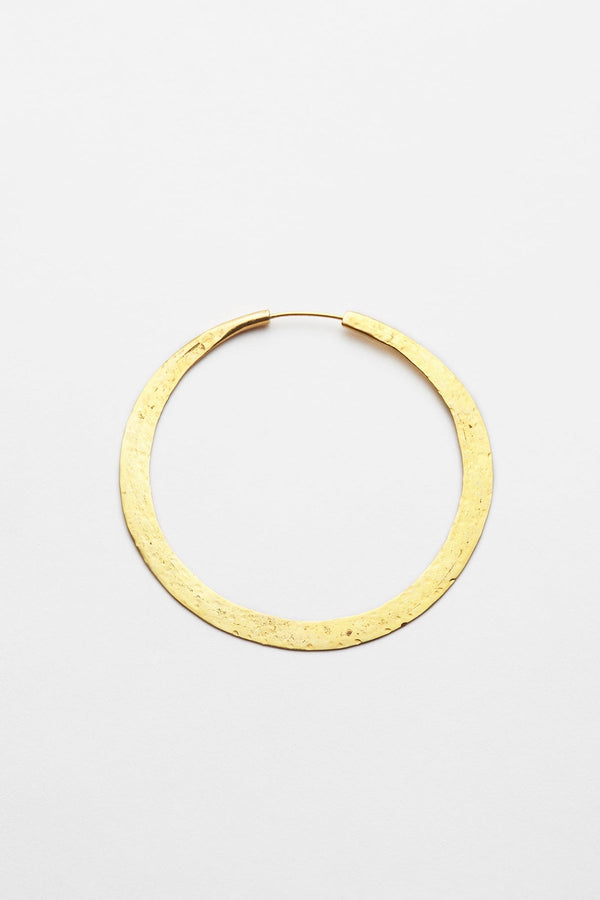 Nafsu - Hammered hoop L I Gold plated 1 - Rabens Saloner - DK