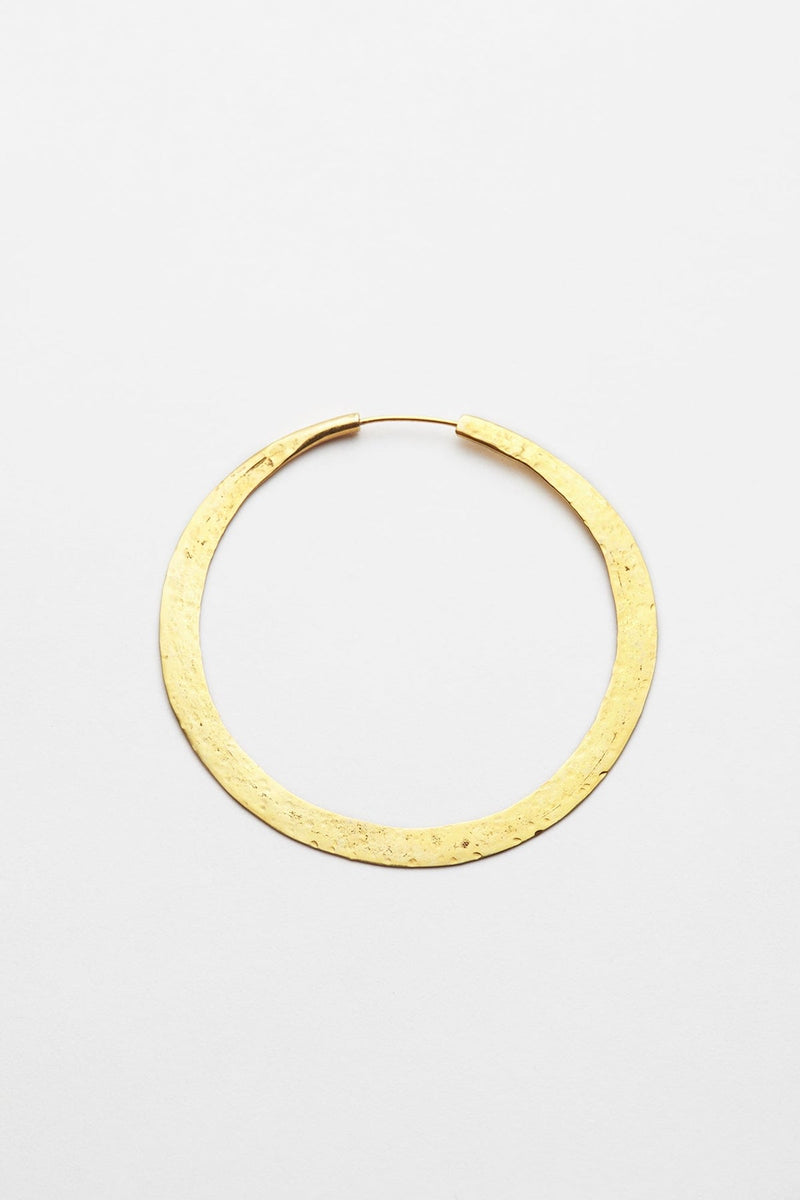 Nafsu - Hammered hoop L I Gold plated 1 - Rabens Saloner - DK