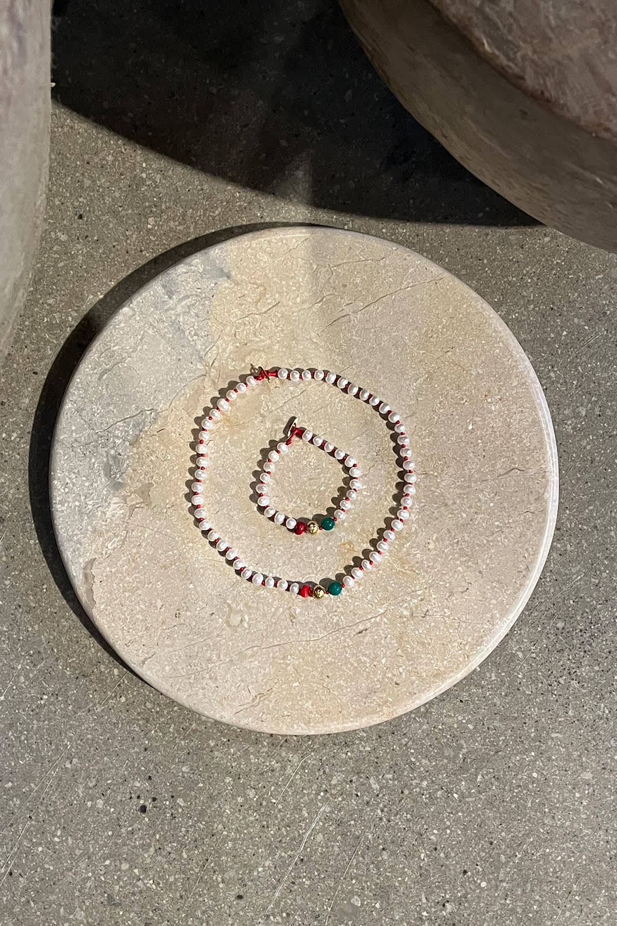 Pearl Necklace With Beads - Nafsu I Gold Beads w/ Coral and Green Onyx 3 - Rabens Saloner - DK