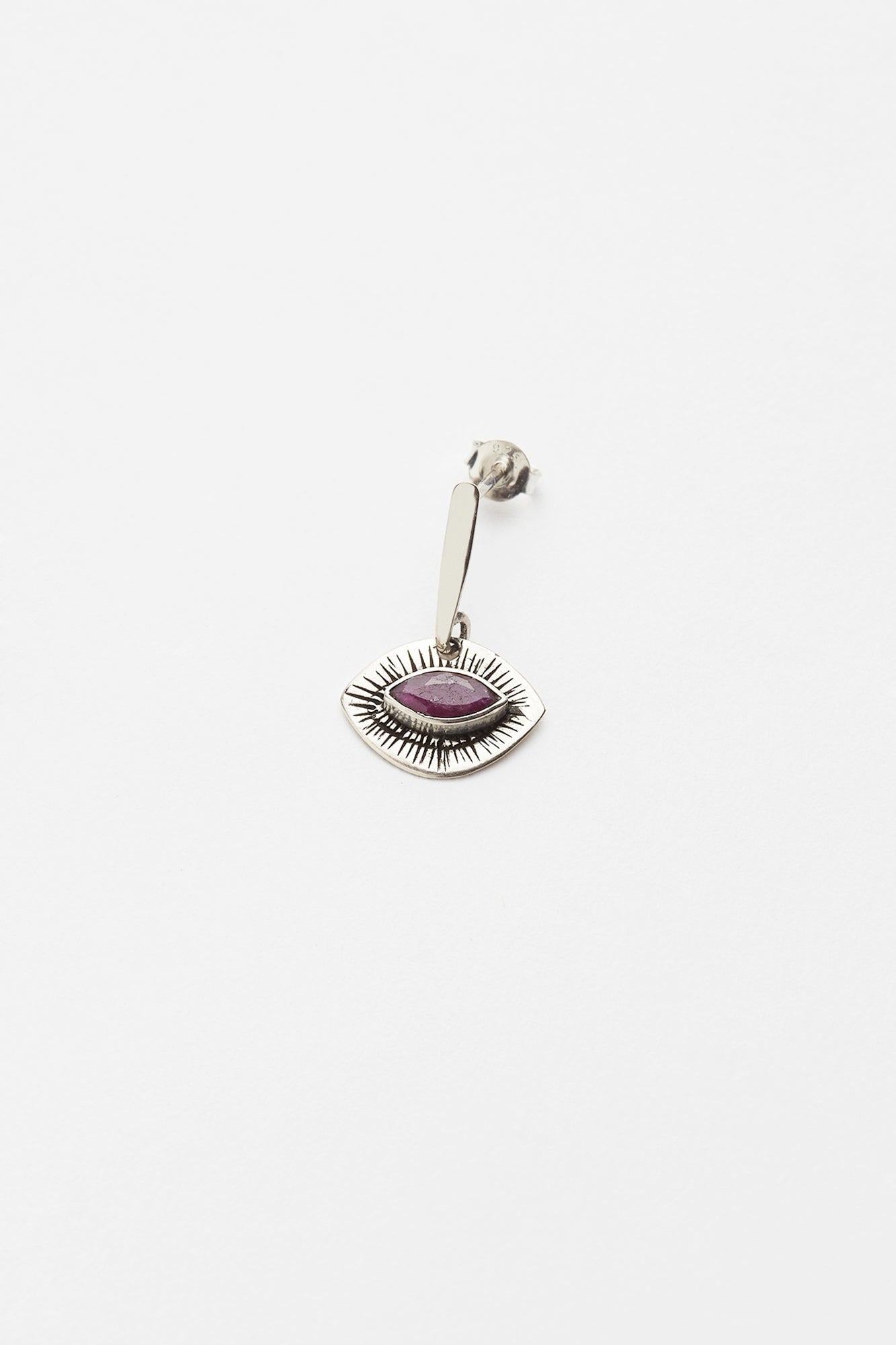 Nafsu - Silver Earstick w/ Eye Pendant I Ruby Ruby 5 - Rabens Saloner - DK
