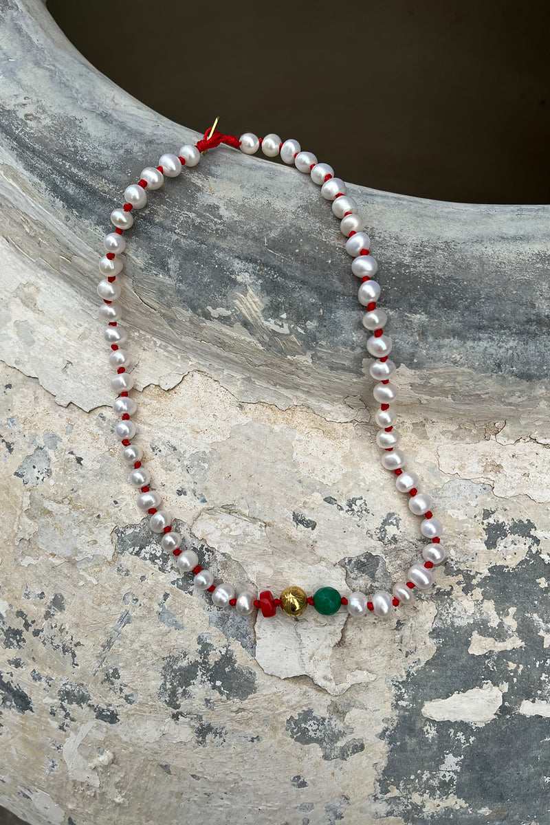 Pearl Necklace With Beads - Nafsu I Gold Beads w/ Coral and Green Onyx 4 - Rabens Saloner - DK