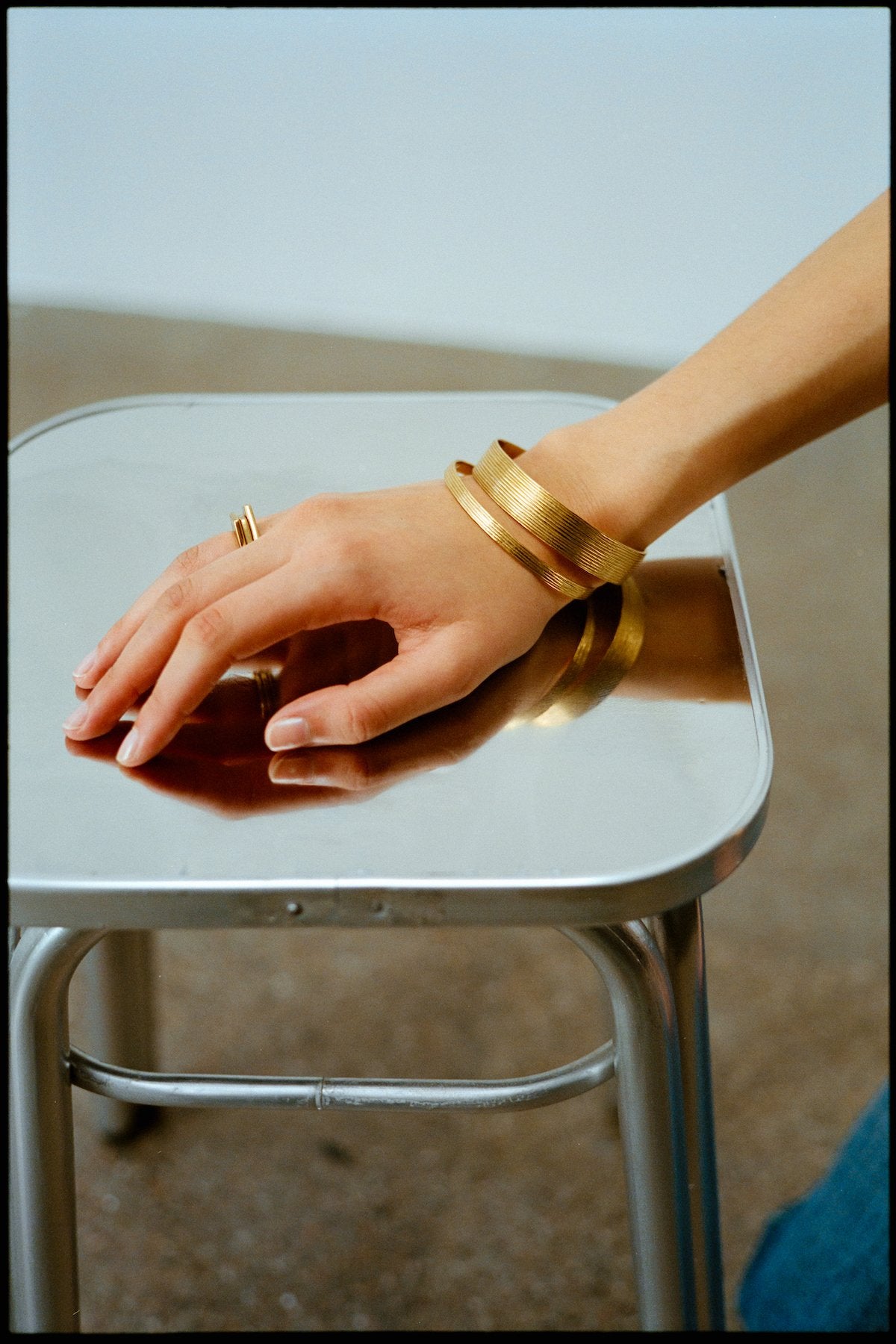 Carved wide bracelet - Rabens Momento I Gold