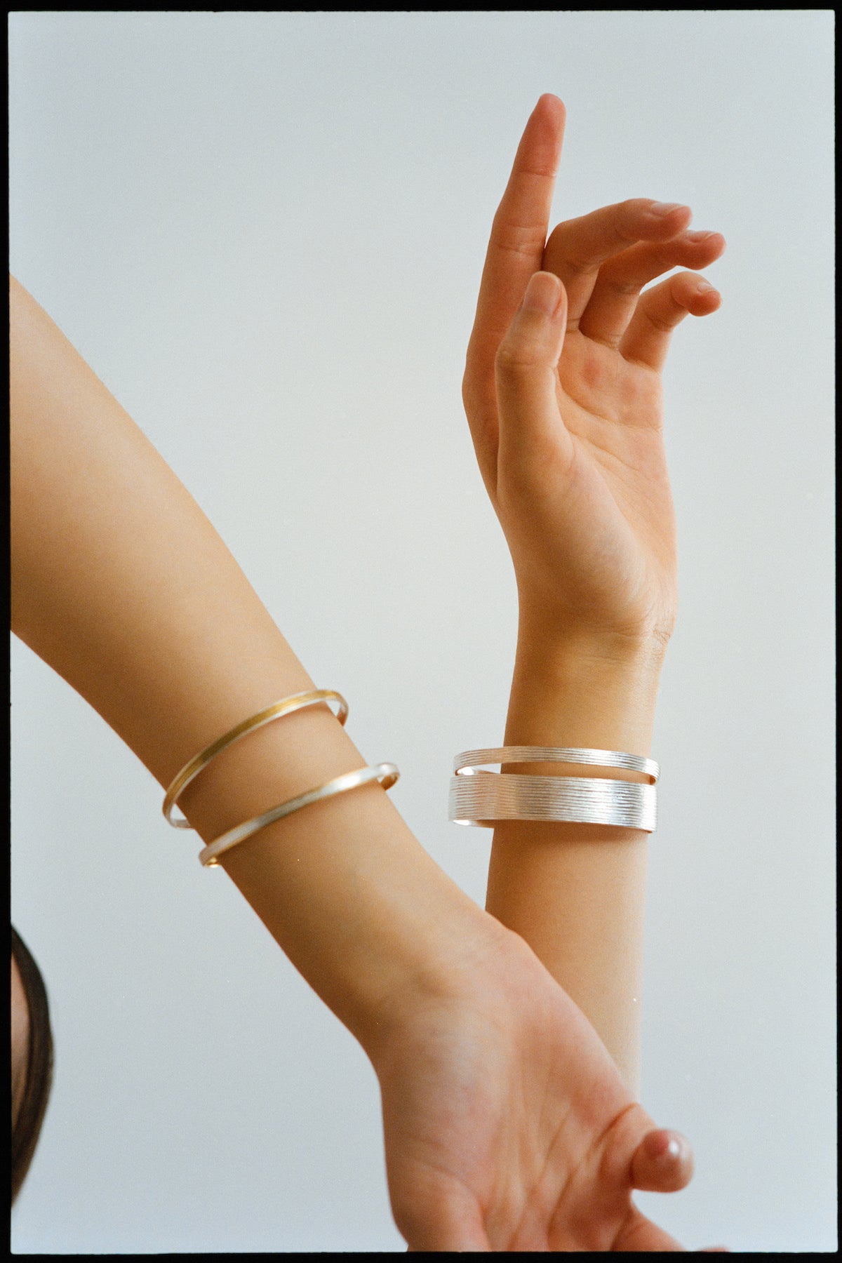 Slim hammered bracelet - Rabens Momento I Silver with Gold