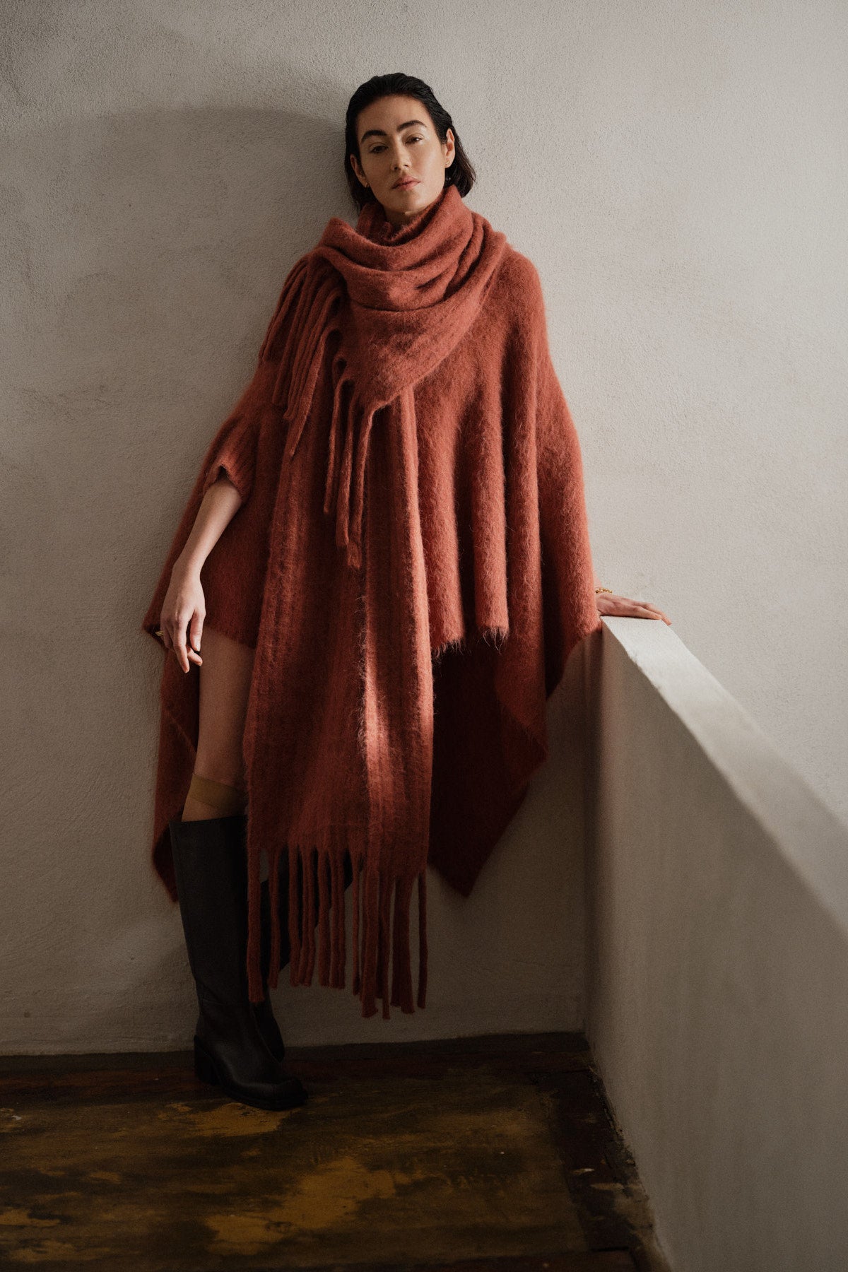 Dede - Fluffy knit poncho I Redwood 9 - Rabens Saloner - DK