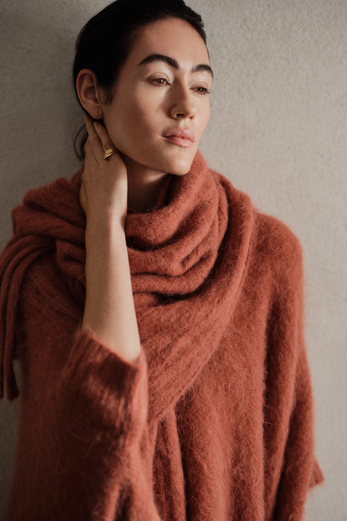 Dede - Fluffy knit poncho I Redwood 10 - Rabens Saloner - DK