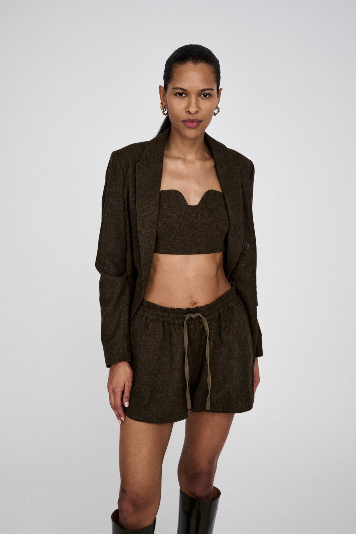 Olu - Mini herringbone shorts I Dark brown 4 - Rabens Saloner - DK