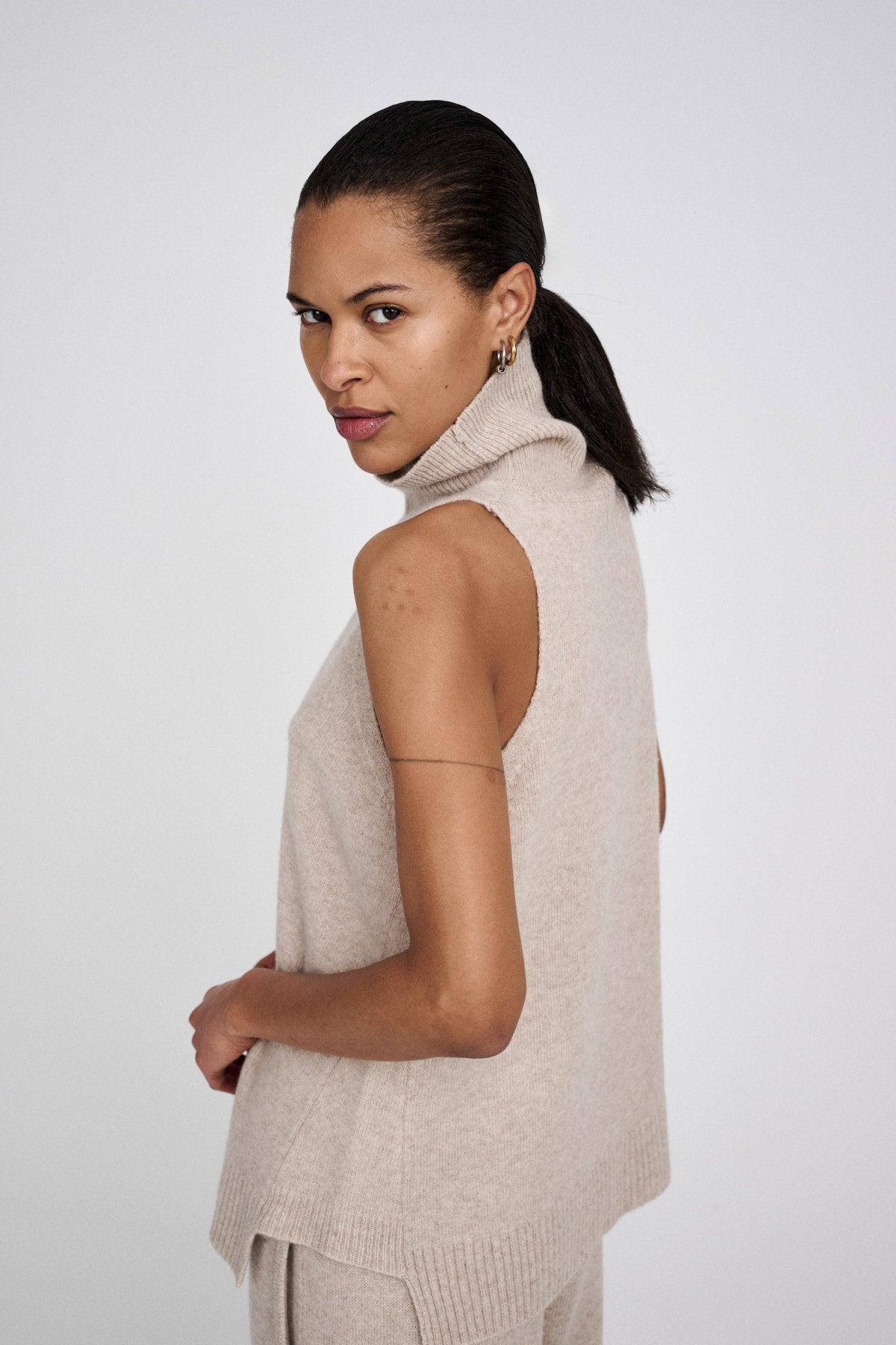 Diara - Pure wool funnel halter top I Oatmeal 1 - Rabens Saloner - DK