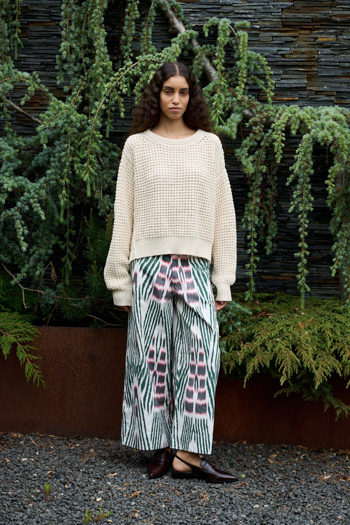 Amari - Ikat combat crop pants I Forest pink sand 3 - Rabens Saloner - DK