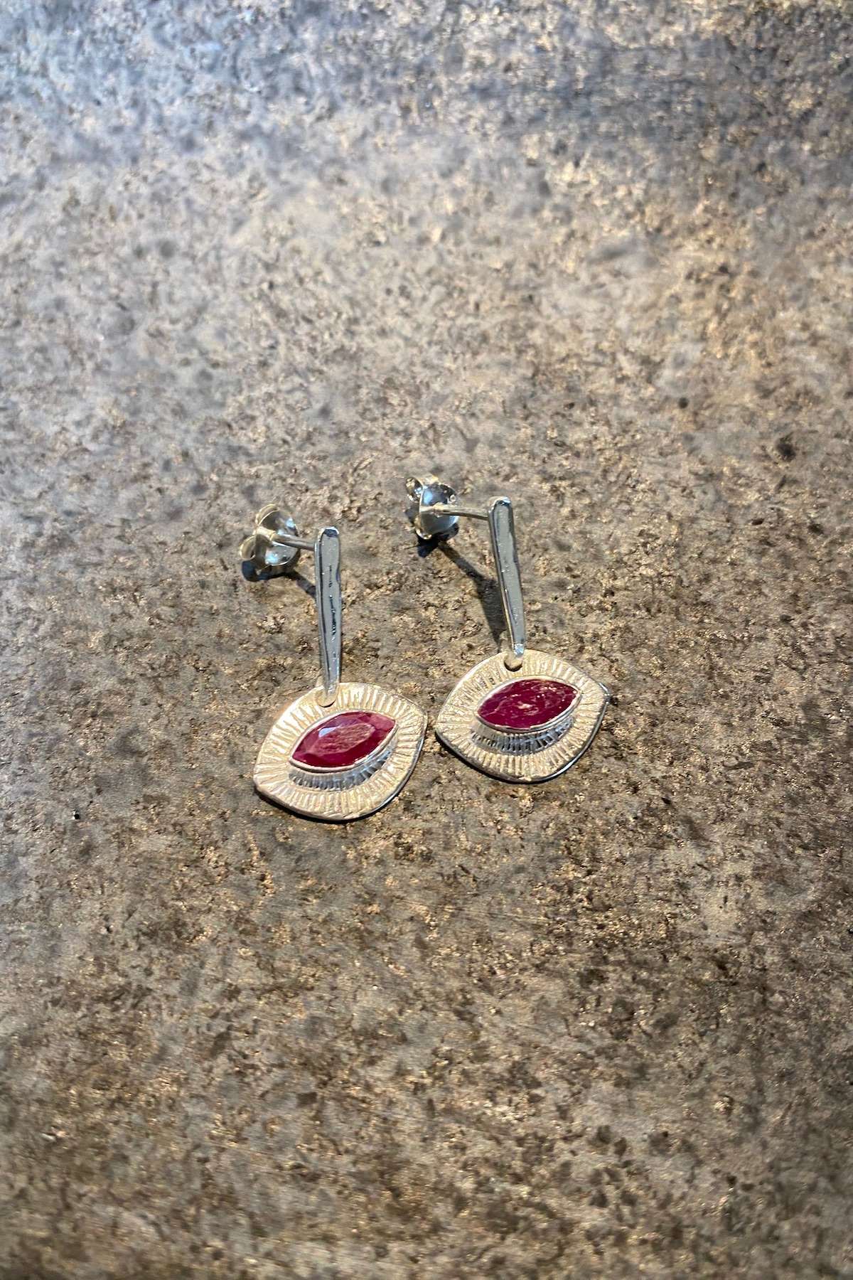 Nafsu - Silver Earstick w/ Eye Pendant I Ruby 2 - Rabens Saloner - DK